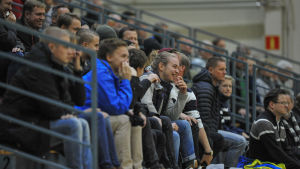 130 personer betalade inträdesbiljett till matchen i Ekenäs bollhall. Publik följer med futsalmatch.