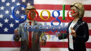 Donald Trump och Hillary Clinton Trump- och Clinton-dockor med orden Google och Facebook framför dem.