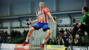 Alex Lignell gjorde åtta mål för BK-46. BK-46:s Alex Lignell skjuter bollen mot mål.