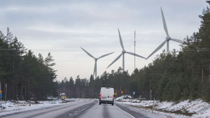 Miljöaspekten blir hela tiden viktigare. Riksväg 25 i riktning mot Hangö på en plats där vindkraftverken syns