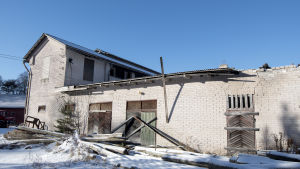 Den planerade inkvarteringen skulle ligga ungefär hundra meter från den gamla tegelfabriken i Tvärminne. En gammal tegelfabrik i Tvärminne
