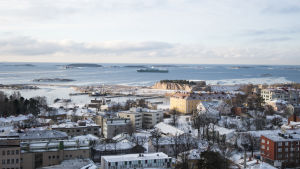 Hangö är en pärla på sommaren men på vintern är det ganska glest av turister. Hangö södra centrum och östra hamen sett från vattentornet