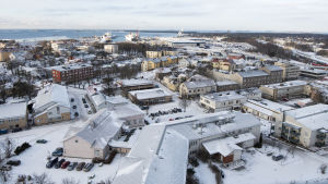 Vintern i Hangö är ofta rätt varm och isbanorna är igång bara en kort tid om året, säger Kokko. Hangö centrum sett från vattentornet