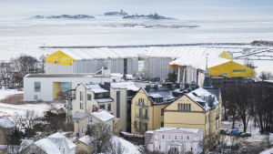 Fabriksudden. Det gula huset i förgrunden är hotell Regatta. De intäckta byggnaderna ska bli lägenhetshotell. Den vita byggnaden till vänster är havsbadet. Bilden tagen våren 2017. Byggarbete vid Hangö Havsbad, sett från vattentornet