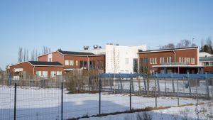 Aleksis Kiven koulu i Sjundeå där ingen jobbar just nu på grund av problem med inneluften. aleksiskivenkoulu. skolbyggnad.