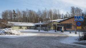 Eleverna i Päivärinteen koulu finns nu i samma byggnad som eleverna i Sjundeå svenska skola. skolbyggnad i sjundeå