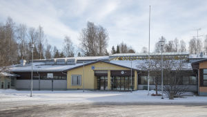 Sjundeå svenska skola och Päivärinteen koulu finns nu tillfälligt under samma tak på grund av problem med inomhusluften i den finska skolan. skolbyggnad i sjundeå