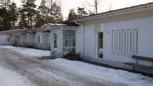 Tandläkarmottagningen i Sjundeå måste flytta så fort som möjligt. Också Regionförvaltningsverket ska granska fastigheten på grund av problemen med inomhusluften. ett radhus med tandläkar mottagning