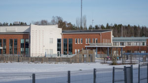 Bland annat ytterväggarna är förstörda i den gamla delen av Aleksis Kiven koulu i Sjundeå. aleksis kiven koulu. en skolbyggnad