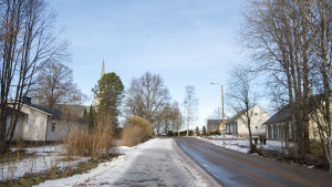 Planen tillåter mera byggande, men kräver samtidigt kommunalteknik. En gata i degerby där man ser kyrkan.