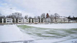 På fredag förmiddag var ännu delar av planen täckta av snö. En snöig fotbollsplan i Ekenäs