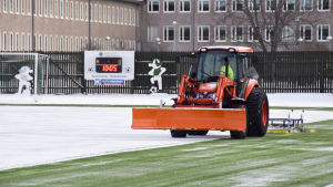EIF:s hemmaplan är inte uppvärmd. Därför flyttades en match i fjol vintras. En traktor som kör på en snöig fotbollsplan