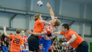 Att mäta krafterna mot BK-46 hör till säsongens höjdpunkter, anser Sandblom. BK:s Oscar Kihlstedt stoppas av Atlas försvar.