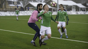 Legirus målvakten Daniel Sanchez Rodriguez fäller EIF:s Theo Lundström med straffspark som följd. Legirus målvakt Daniel Sanchez Rodriguez fäller EIF:s Theo Lundström.