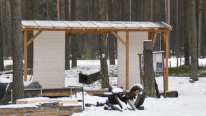Studerande vid yrkeshögskolan Novia har varit med och byggt en konstruktion för museiföremål som ska stå ute. De har också byggt en miniatyrhinderbana som är tänkt för de yngre besökarna. halvfärdig info skylt byggnad i skogen