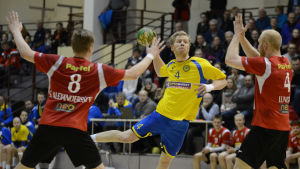 Åtta mål för Sandblom i säsongens 18:e förlust. HIK:s Mathias Sandblom kastar bollen mot mål.