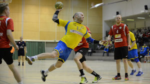 Fredrik Karlsson hörde till HC HIK:s bärande krafter i ligakvalet mot Pargas IF. HIK:s Fredrik Karlsson dyker in i målgården och kastar bollen.