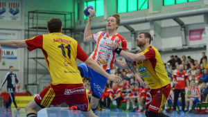 Riihimäkilaget Cocks har fått kritik för att laget har fler utländska än finländska spelare. I rödvit tröja syns BK:s Andreas Rönnberg. Andreas Rönnberg i finalserien mot Cocks