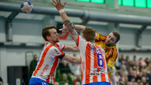 Handbollsherrarna inom BK-46 har nytta av den fysikträning Ville Schoultz lär ut. BK-46 mot Cocks