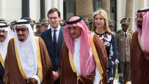 Jared kushner och Ivanka Trump bakom kung Salman och kronprins Abdulaziz i Saudiarabien 20.5.2017 Jared kushner och Ivanka Trump bakom kung Salman och kronprins Abdulaziz i Saudiarabien 20.5.2017