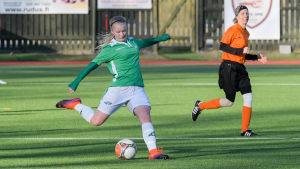 Laget spelade i division 4 i fjol. En ung kvinna i vita shorts och grön tröja spelar fotboll i Ekenäs IF. Hon heter Rebecka Mannström.