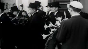 Jean Sibeliuksen arkku kannetaan ulos Helsingin tuomiokirkosta (1957).