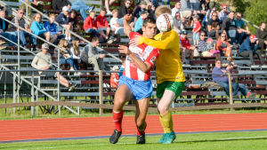 Mitchell Lopez spelade sin sista match för BK-46. BK-46:s Mitchell Lopes kämpar om bollen med en EsPa-spelare.
