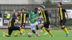 Mohamed Doumbia i en tilltrasslad situation i en match mot FC Honka i somras. EIF:s Mohamed Doumbia omringad av Honkaspelare.