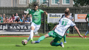 Felix de Bona har gjort nio mål i division 1 den här säsongen. Felix De Bona med bollen, Henri Myntti försöker bryta