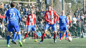 Fotboll har alltid hört till BK-46:s repertoar (arkivbild). BK-46:s Egzon Avdi har kontroll på bollen.