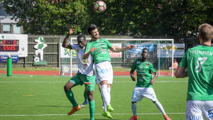 Felix de Bona i en luftduell i matchen mot KPV i slutet av juli. Felix de Bona i en luftduell med en KPV-spelare.