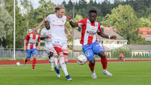 FC Jazz Tobias Laaksonen och BK-46:s John Samuel i kamp om bollen. FC Jazz Tobias Laaksonen och BK:-46:s John Samuel i kamp om bollen.