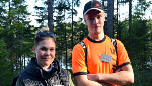 Koordinatorn och vildmarksfaddern Linda Lehtikangas med skogshuggaren Viktor Johansson. Porträttbild på Linda Lehtikangas och Viktor JOhansson.