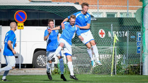 Emil Enqvist målgörare mot Karelska brigaden omringad av Olli Jalli till vänster och John Fagerström till höger. Emil Enqvist målgörare mot Karelska brigaden omringand av Olli Jalli till vänster och John Fagerström till höger