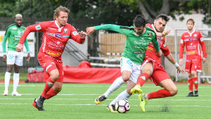 Felix de Bona i EIF:s tröja i möte mot FF Jaro. EIF:s Felix DeBona springer med bollen och Jaros Chantopoulos Charalampos försöker täcka.