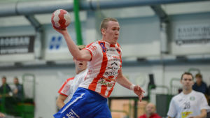 Hemmalagets Kenneth Dahlberg prisbelönades som matchens bästa spelare. Kenneth Dahlberg kastar bollen.