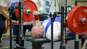 Hickens Stefan Westerholm vann brons. Stefan Westerholm pressar upp tyngderna.