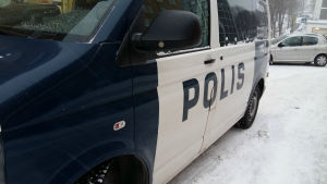 Polisen, tullen och gränsbevakningen har bråda dygn. År 2017 registrerades dryga tusen brott per dygn. En polisbil har stannat på en snöig gata.