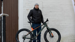 Miika Enroos har sålt terrängcyklar i snart fyra år. Miika Enroos poserar med en terrängcykel.
