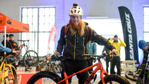 Tom Nylund har sysslat med terrängcykling i mer än 25 år. Tom Nylund poserar med en terrängcykel.