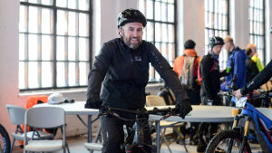 Karisbon Anders Pyy öser lovord över terrrängcykelcentret i Fiskars, Anders Pyy sitter på sin terrängcykel.