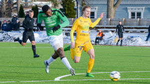 Etchu Tabe sköt EIF till kvartsfinal. Etchui Tabe sparkar bollen i mål framför näsan på Aleksi Leppälä.