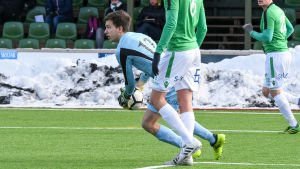 EIF har en ung och väldigt lovande målvakt i Mehdi El Moutacim. Målvakten Mehdi El Moutacim har bollen i händerna.