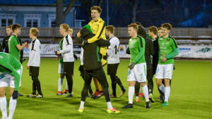 Efter slutsignalen var jublet stort bland EIF-spelarna. Mehdi El Moutacim åker upp. En spelare lyfter upp en annan. Segrarlaget jublar.