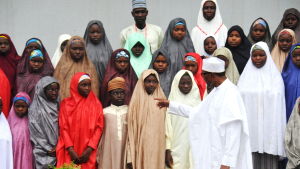 En fraktion inom Boko Haram frigav nyligen över 100 skolflickor som hade kidnappats i februari En fraktion inom Boko Haram frigav nyligen över 100 skolflickor som hade kidnappats i februari
