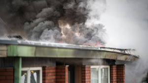 Rökutvecklingen var kraftig och föranledde ett varningsmeddelande till närboende. Kraftig, mörk rök stiger från radhusets tak.