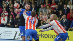 Hit men inte längre. BK:s Victor Westerlund och Topias Laine stoppar Dickens Tadas Stankevicius. En bk-spelare stoppar en Dickenspelare.