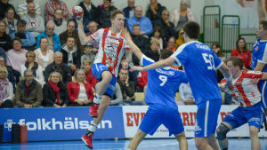 Andreas Rönnberg i farten i en match mellan BK-46 och Dicken i april 2018. (Arkivbild) BK-46:s Andreas Rönnberg skjuter ett hoppskott och två Dickenspelare försöker hindra.