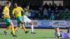 EIF:s målvakt Jonathan Jäntti ligger på marken och ser bollen rulla förbi målet. Ekenäs IF spelar premiär mot FC KTP.