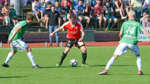 EIF och HIFK kryssade. Matias Hänninen i mitten med bollen, utmanas av Riku Selander och Viktor Limnell